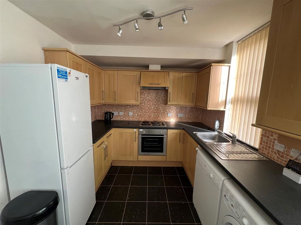 2 bed flat to rent in The Grove, Finchley, London N3, £1,800 pcm