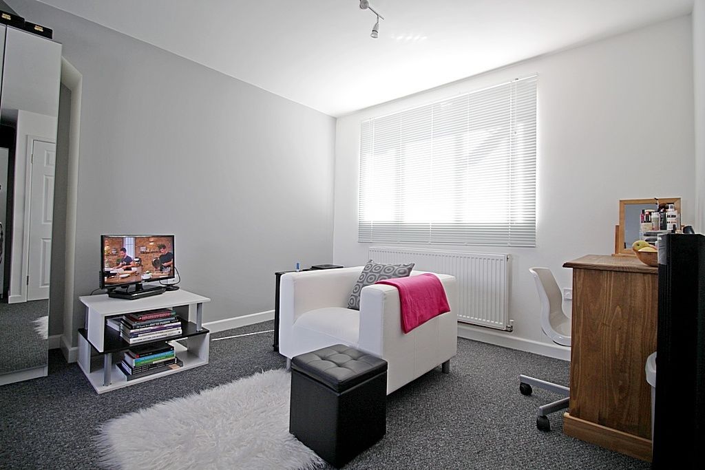 Room to rent in Colwyn Crescent, Hounslow TW3, £925 pcm