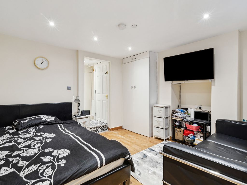 Studio to rent in Essex Road, Islington N1, £1,900 pcm