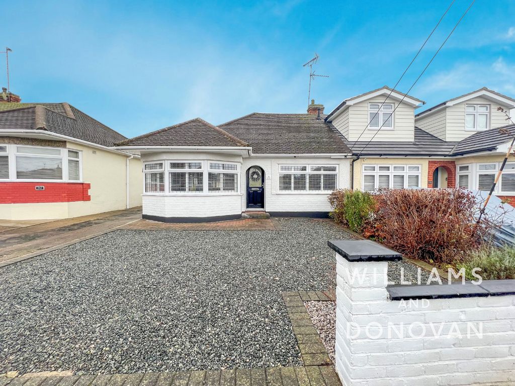 3 bed semi-detached bungalow for sale in Southview Road, Hockley SS5, £425,000