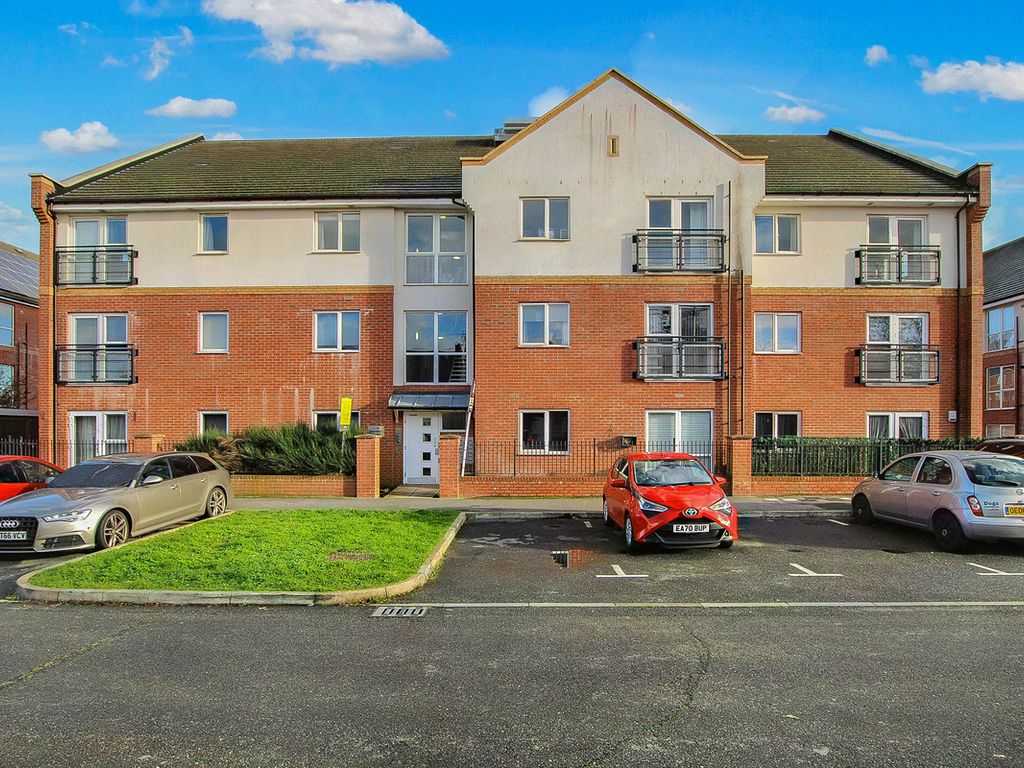 1 bed flat for sale in Brook Mead, Basildon SS15, £185,000