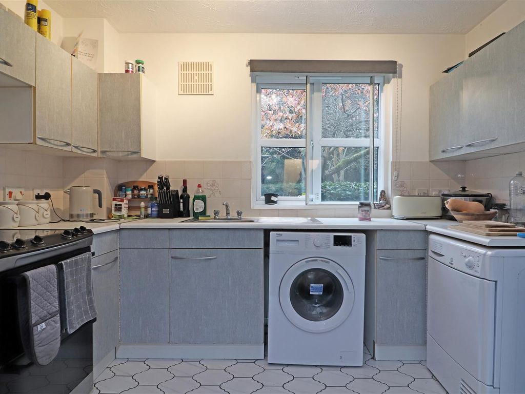 1 bed flat for sale in Wordsworth Mead, Redhill RH1, £195,000