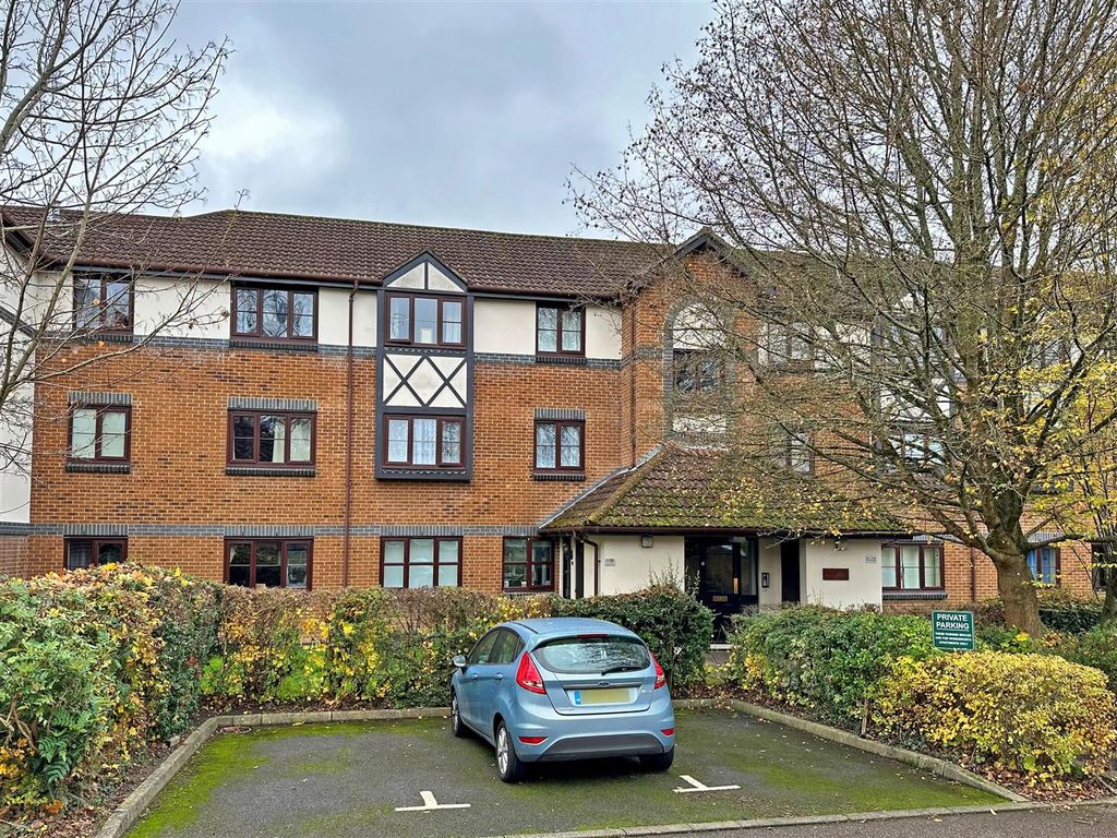 1 bed flat for sale in Wordsworth Mead, Redhill RH1, £195,000
