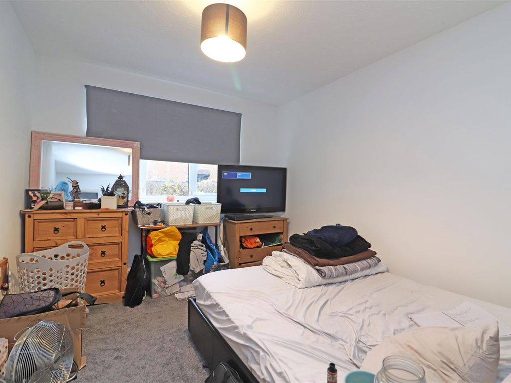 1 bed flat for sale in Wordsworth Mead, Redhill RH1, £195,000