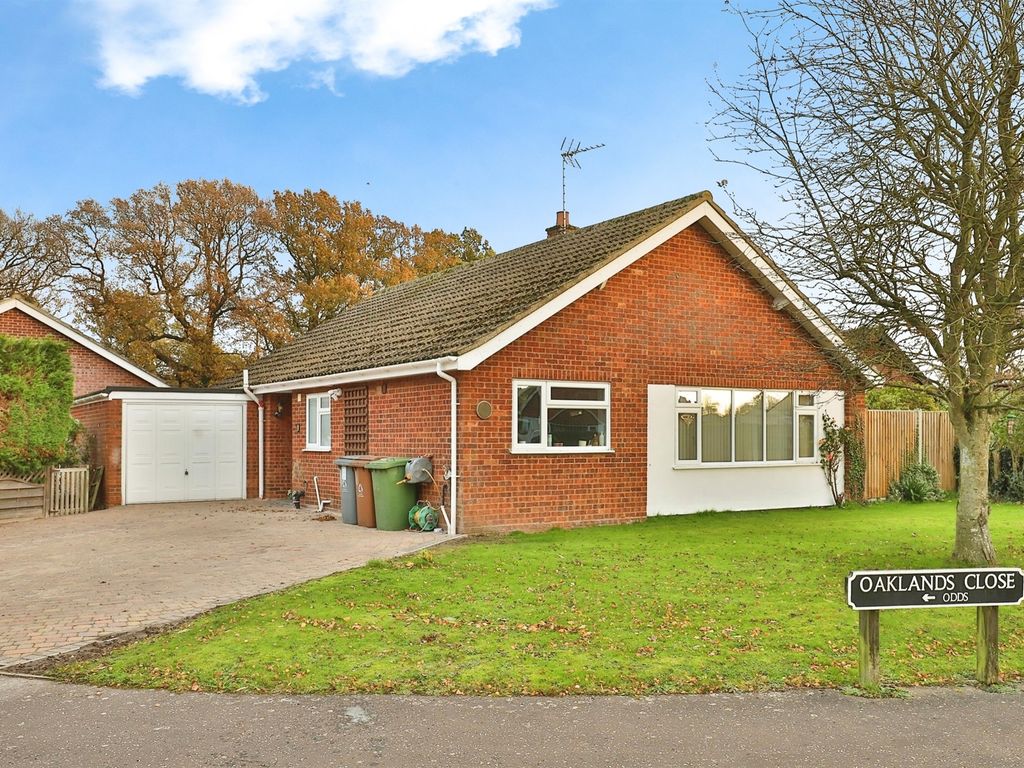 3 bed detached bungalow for sale in Oaklands Close, Halvergate, Norwich NR13, £300,000