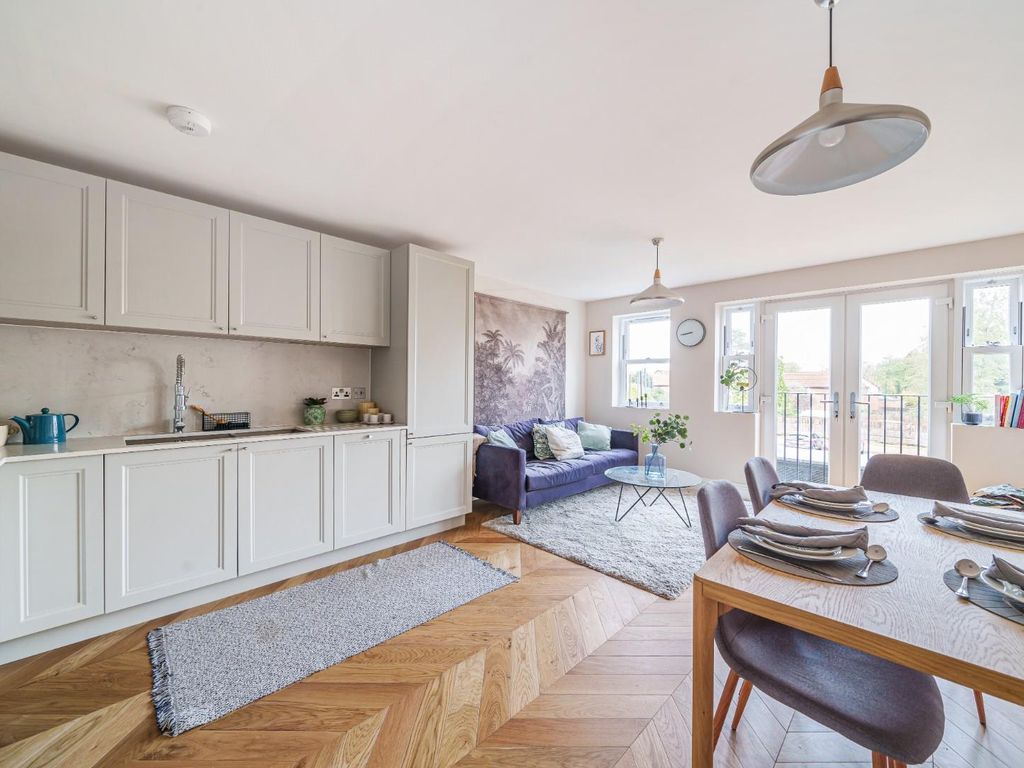 2 bed flat for sale in Clarence Road, Windsor SL4, £460,000