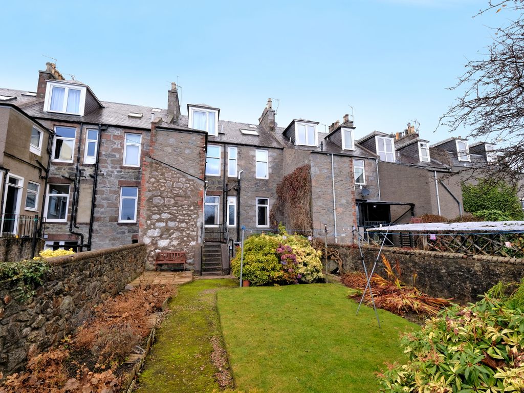 2 bed flat for sale in Burnett Place, Aberdeen AB24, £117,000
