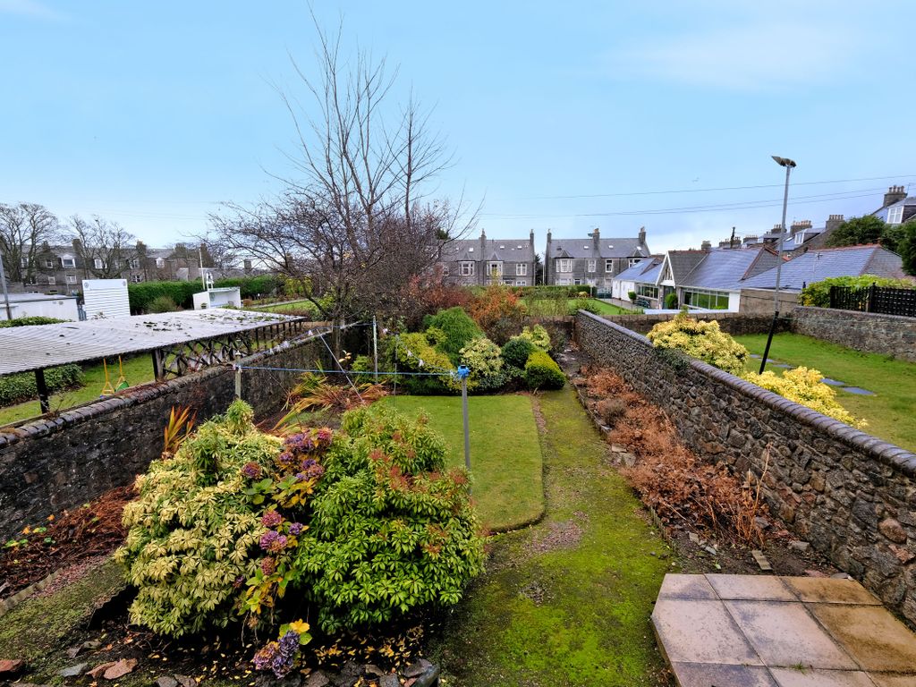 2 bed flat for sale in Burnett Place, Aberdeen AB24, £117,000