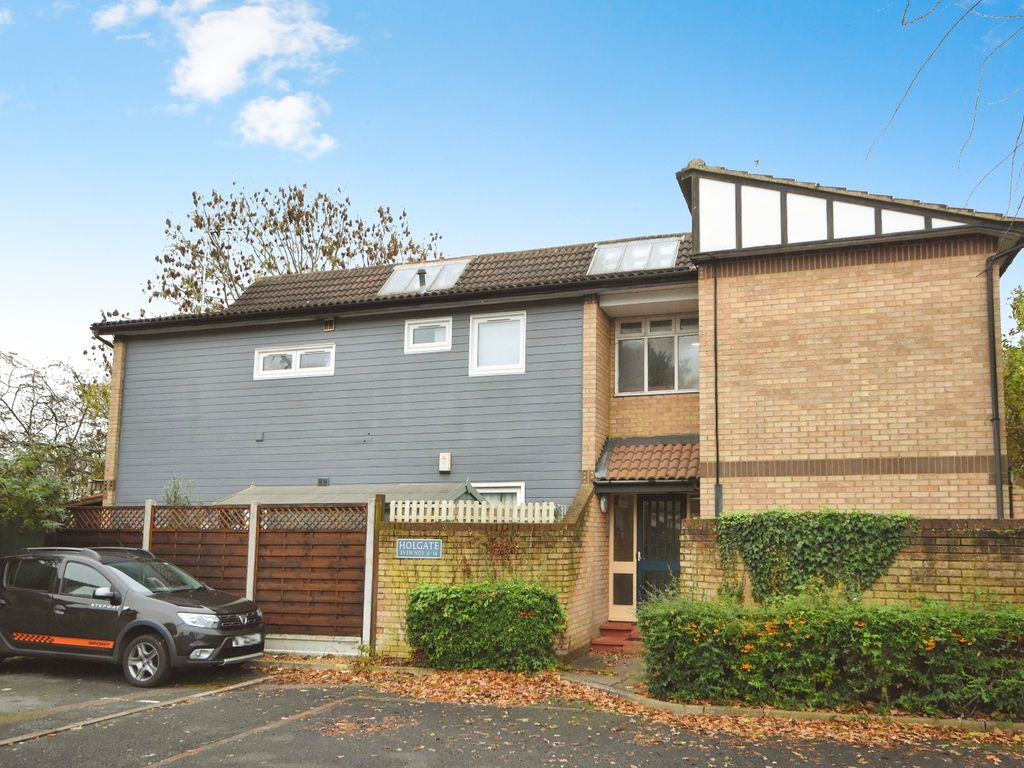 1 bed flat for sale in Holgate, Basildon, Essex SS13, £100,000