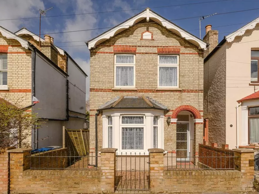 3 bed detached house to rent in Shortlands Road, Kingston Upon Thames KT2, £2,250 pcm