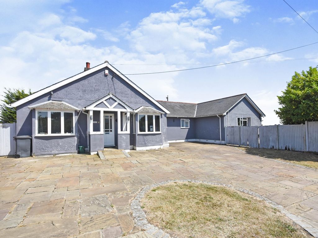 5 bed detached bungalow for sale in Lanham Green, Cressing, Braintree CM77, £550,000