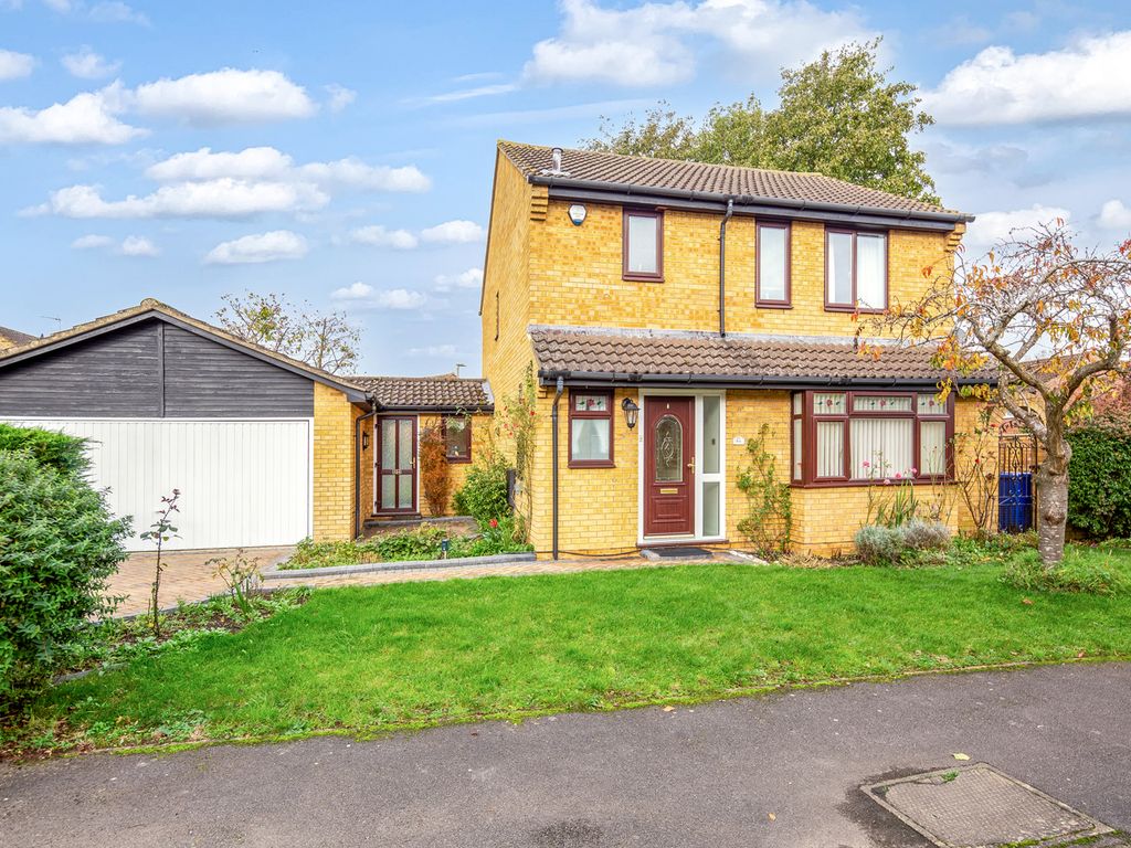 4 bed detached house for sale in Medina Gardens, Bicester OX26, £525,000