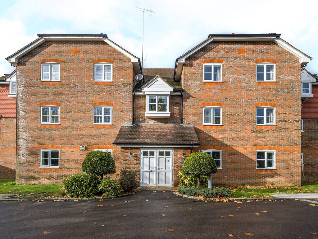 2 bed flat for sale in Hindhead, Surrey GU26, £300,000