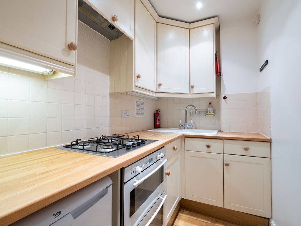 2 bed flat for sale in Claverton, London SW1V, £750,000