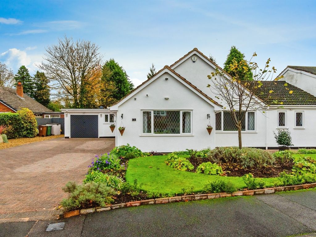 4 bed detached bungalow for sale in Little Gorway, Walsall WS1, £575,000