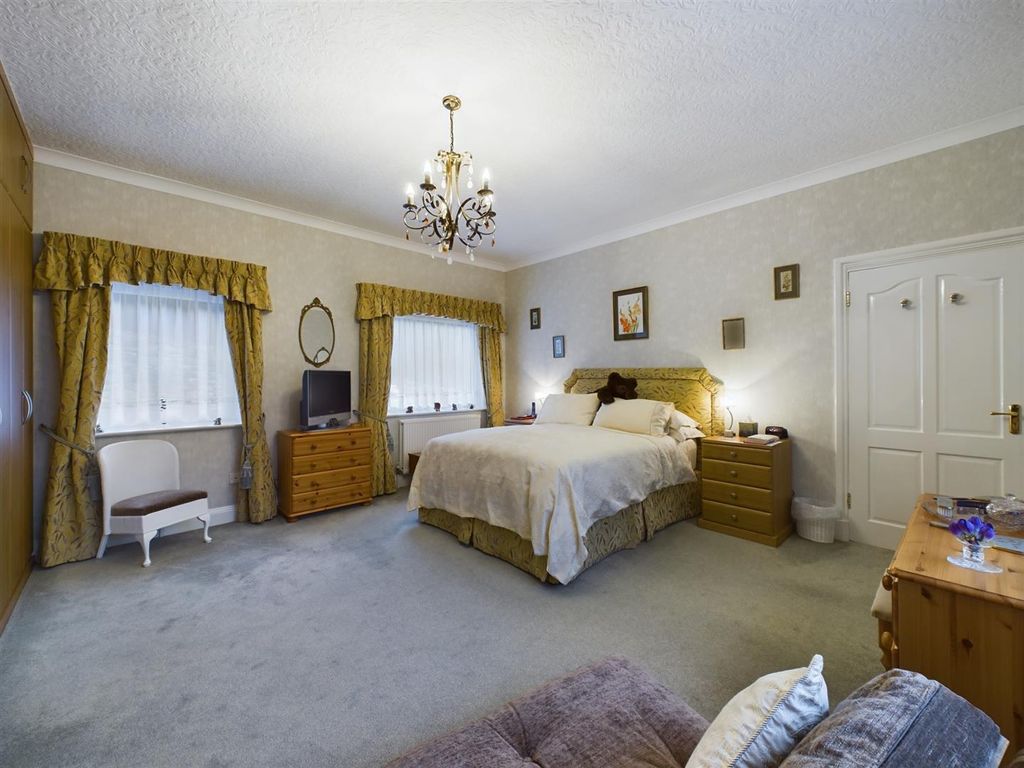 3 bed flat for sale in Deepdale Avenue, Scarborough YO11, £350,000