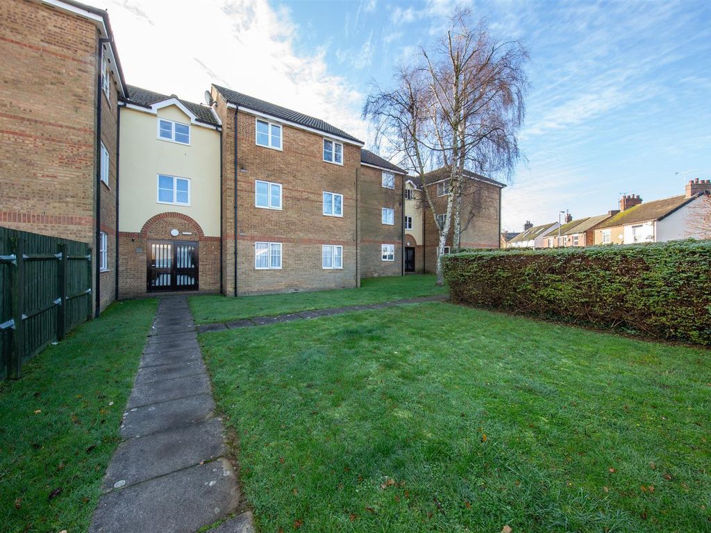1 bed flat for sale in Falcon Close, Dunstable, Bedfordshire LU6, £150,000
