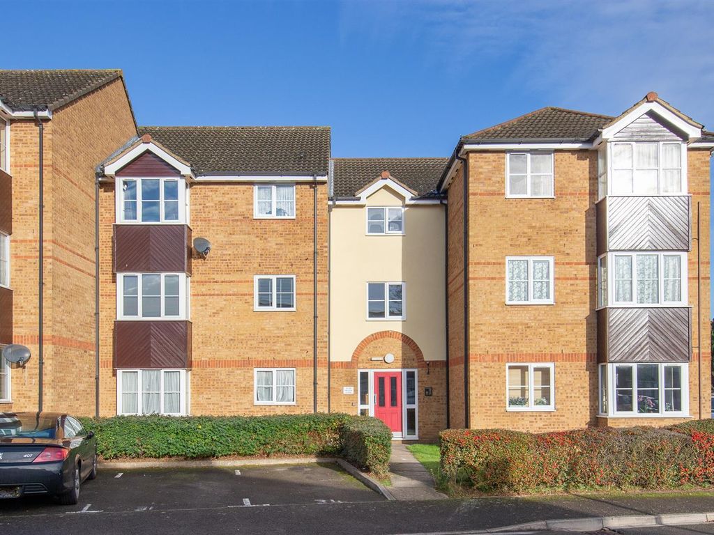 1 bed flat for sale in Falcon Close, Dunstable, Bedfordshire LU6, £150,000