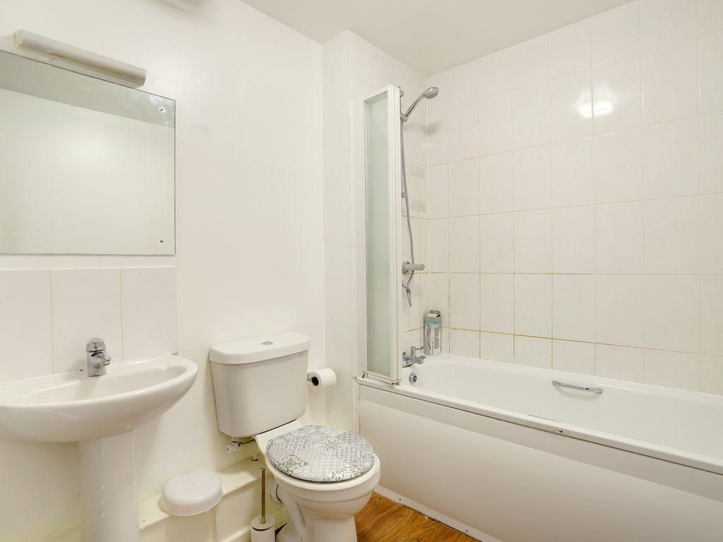 2 bed flat for sale in Gilson Place, Muswell Hill N10, £360,000