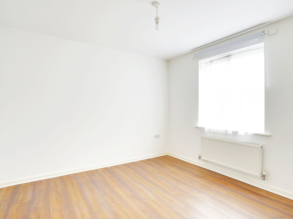 2 bed flat for sale in Gilson Place, Muswell Hill N10, £360,000