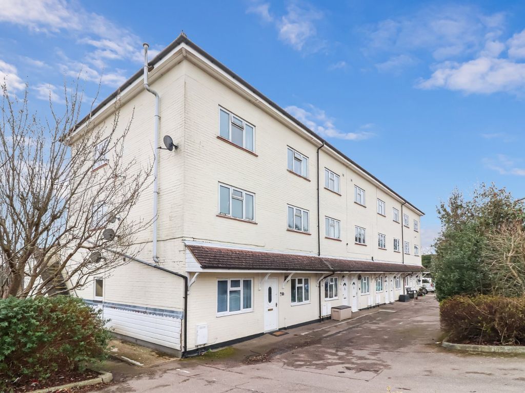 2 bed flat to rent in Chessmount Rise, Chesham, Buckinghamshire HP5, £1,350 pcm