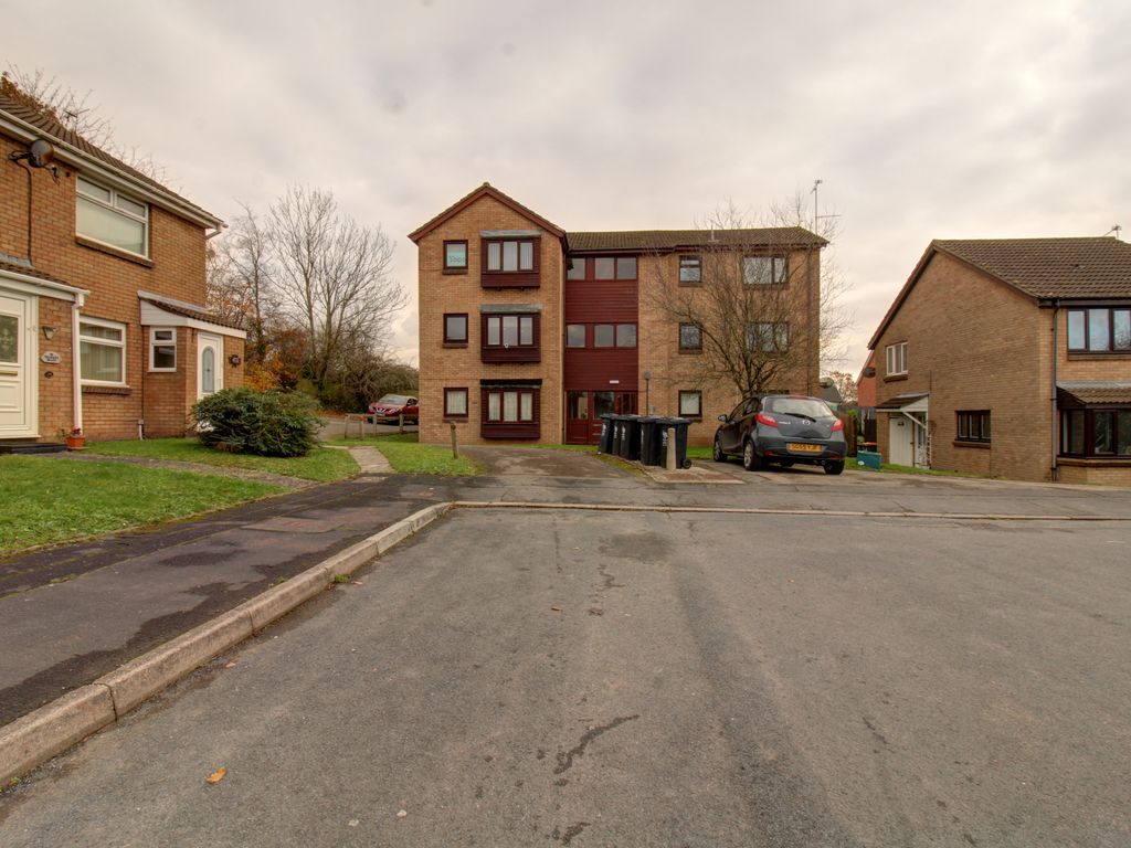 2 bed flat for sale in Collingwood Avenue, Newport NP19, £115,000