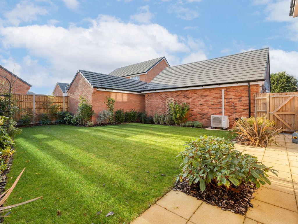 4 bed detached house for sale in Poppy Fields, Lower Stondon SG16, £600,000