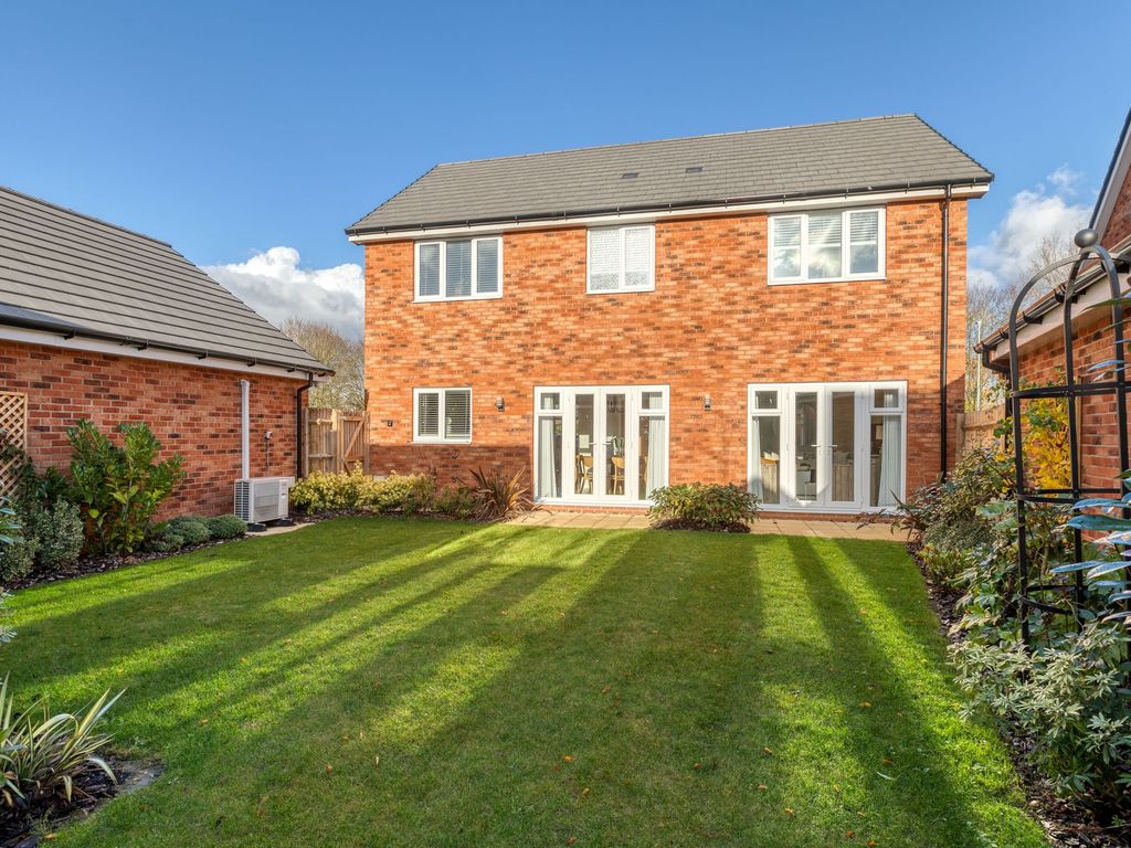 4 bed detached house for sale in Poppy Fields, Lower Stondon SG16, £600,000