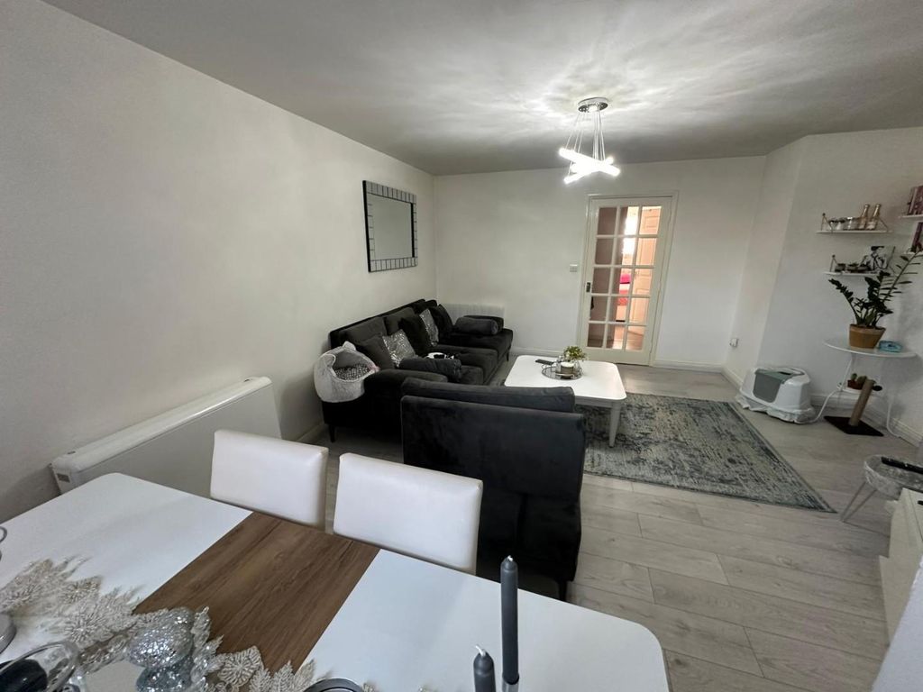 2 bed flat for sale in Manton Road, Enfield EN3, £265,000