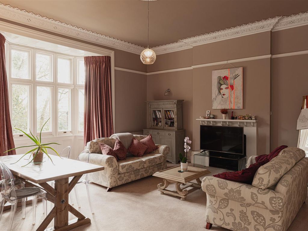 1 bed flat for sale in Raglan Road, Reigate RH2, £425,000