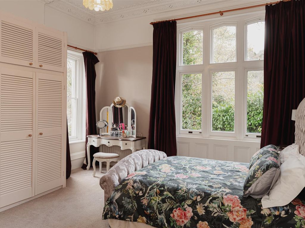 1 bed flat for sale in Raglan Road, Reigate RH2, £425,000