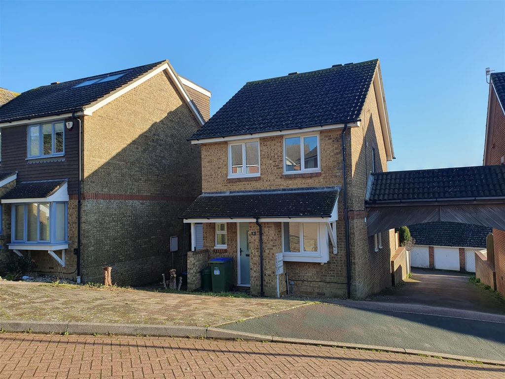 3 bed detached house to rent in Chartwell Close, Seaford BN25, £1,500 pcm
