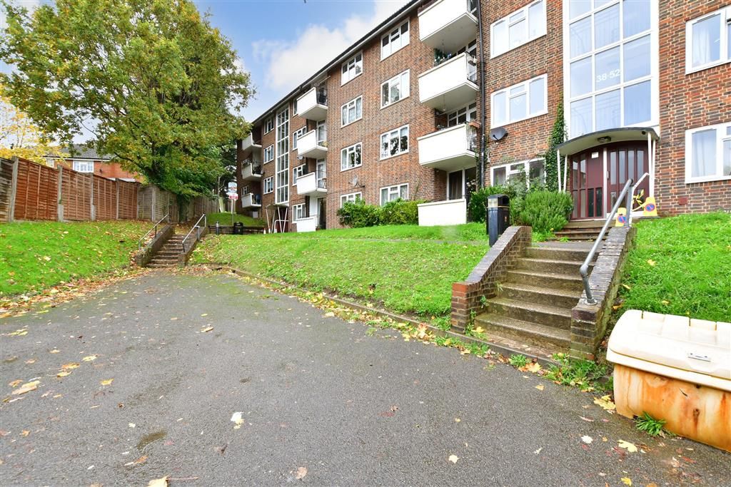 2 bed flat for sale in Green Lane, Chessington, Surrey KT9, £200,000