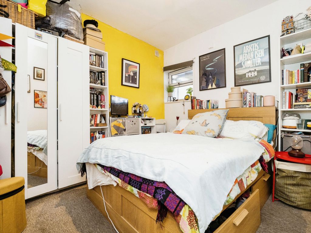 2 bed maisonette for sale in Bartle Avenue, East Ham, London E6, £300,000