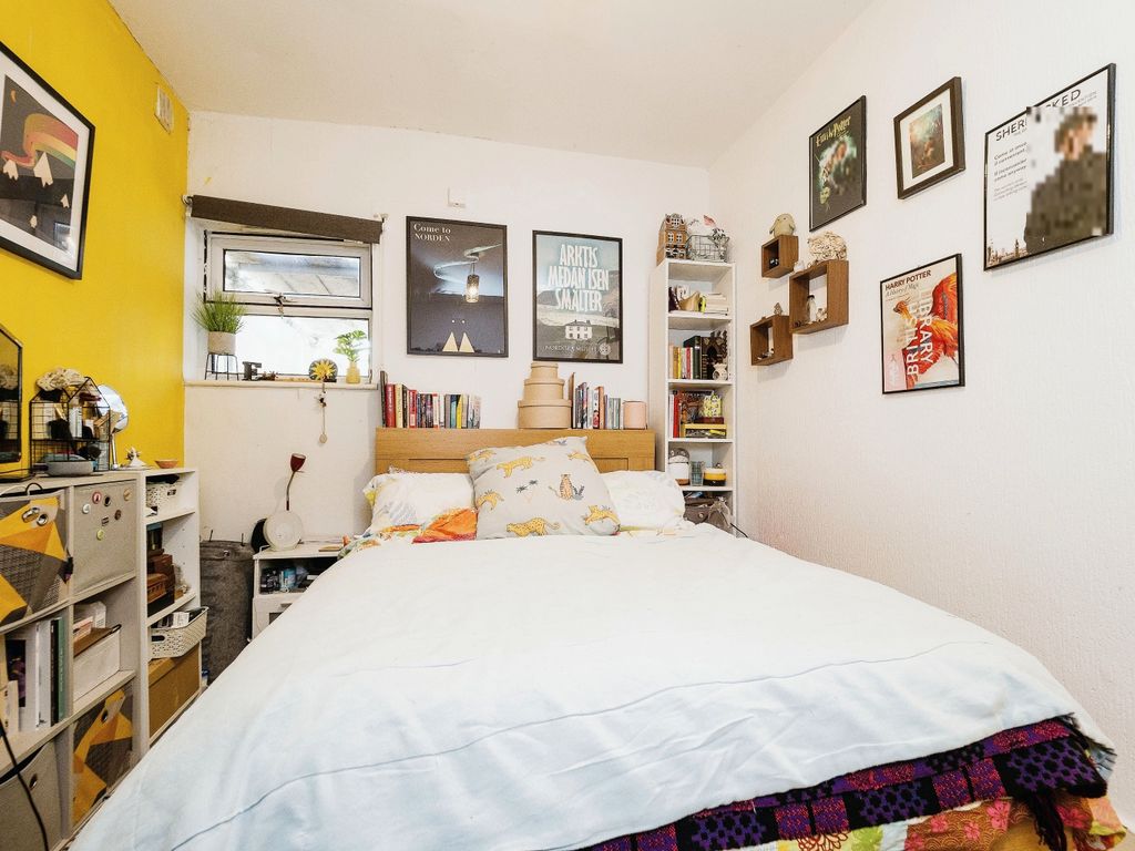 2 bed maisonette for sale in Bartle Avenue, East Ham, London E6, £300,000
