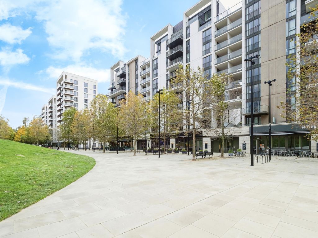 1 bed flat for sale in Napa Close, London E20, £425,000