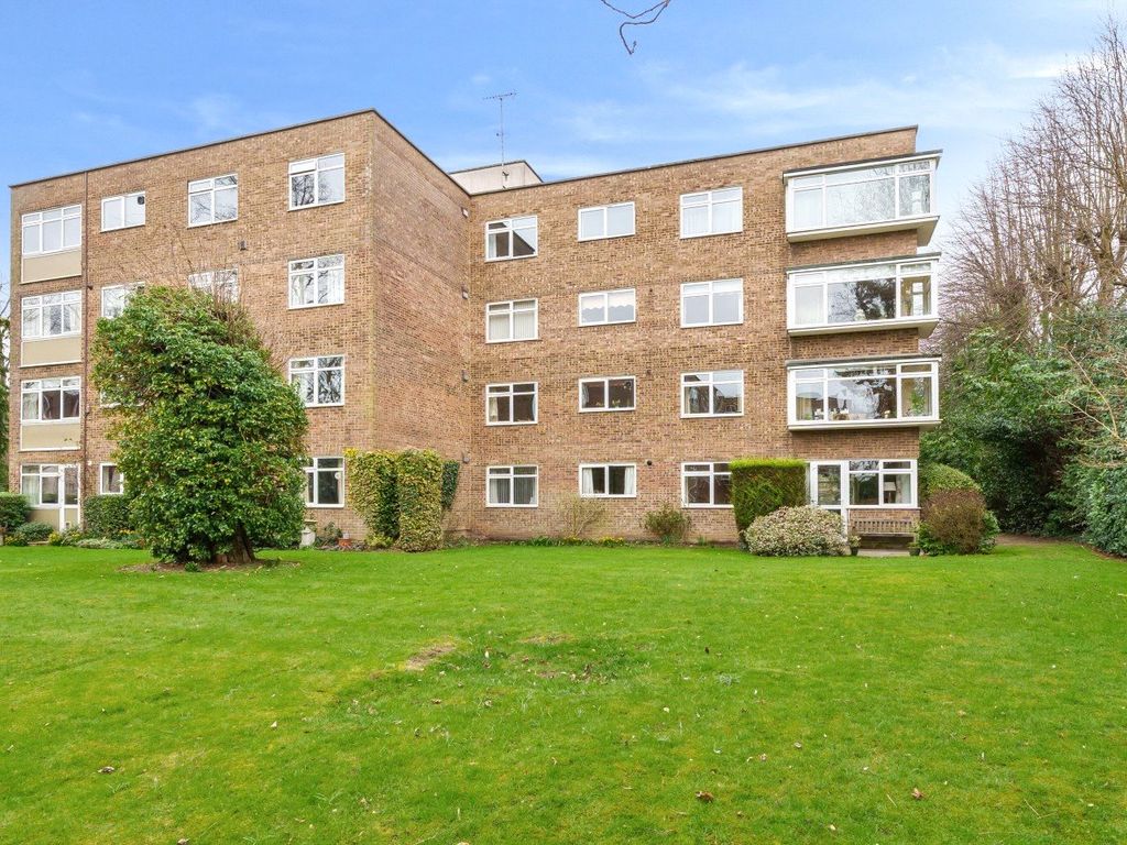 2 bed flat to rent in Buckingham Close, Guildford, Surrey GU1, £1,500 pcm