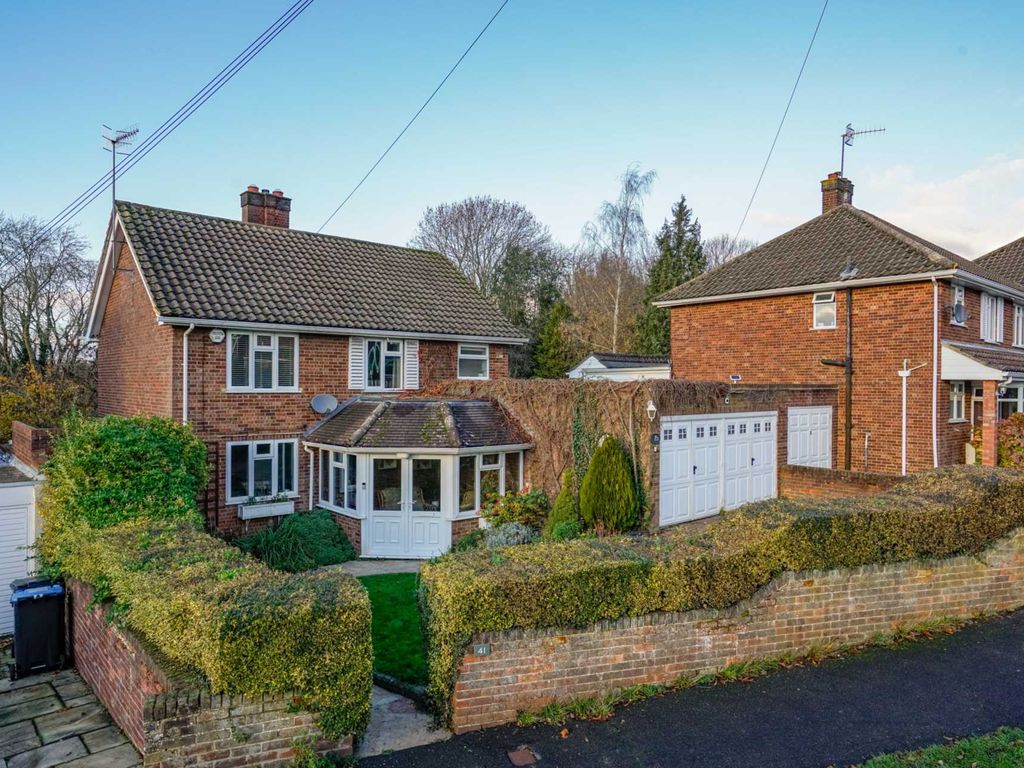 3 bed detached house for sale in Georgewood Road, Nash Mills HP3, £785,000