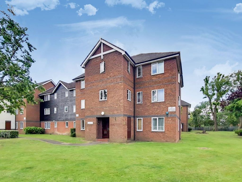 2 bed flat for sale in Mandeville Court, Chingford, London E4, £250,000