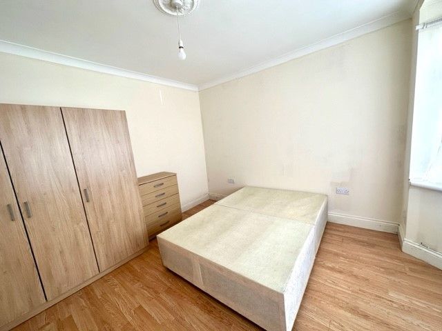 Room to rent in Rookery Close, Colindale NW9, £800 pcm