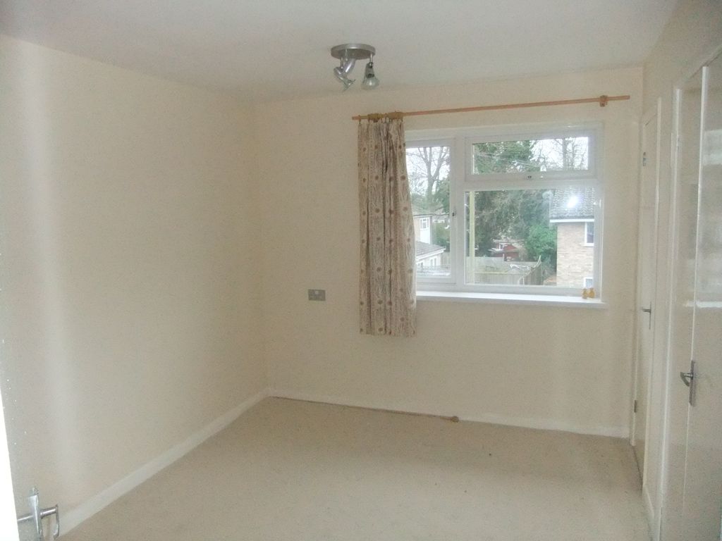 2 bed flat to rent in Reynards Close, Tadley, Hampshire RG26, £900 pcm