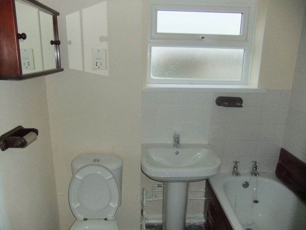 2 bed flat to rent in Reynards Close, Tadley, Hampshire RG26, £900 pcm