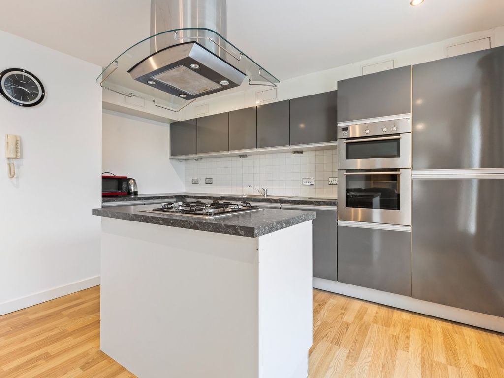 2 bed flat for sale in Dunlop Street, Glasgow G1, £240,000