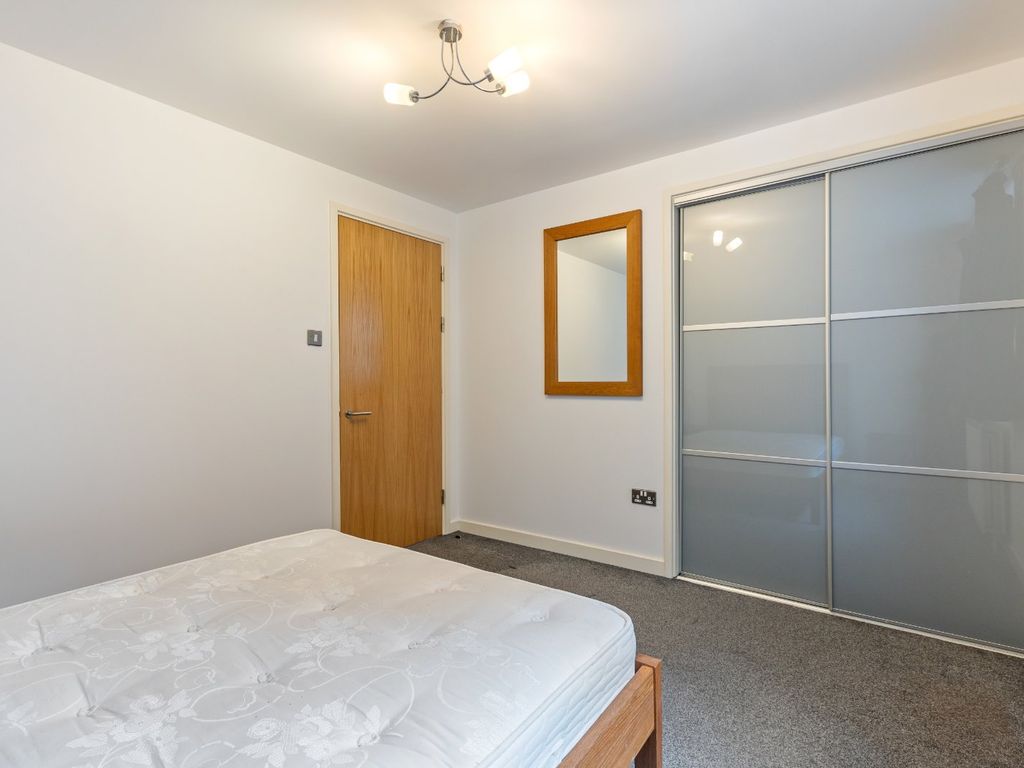 2 bed flat for sale in Dunlop Street, Glasgow G1, £240,000