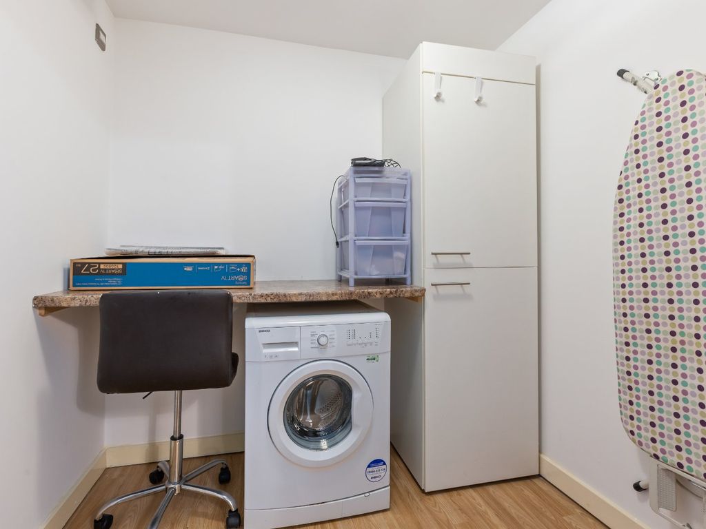 2 bed flat for sale in Dunlop Street, Glasgow G1, £240,000