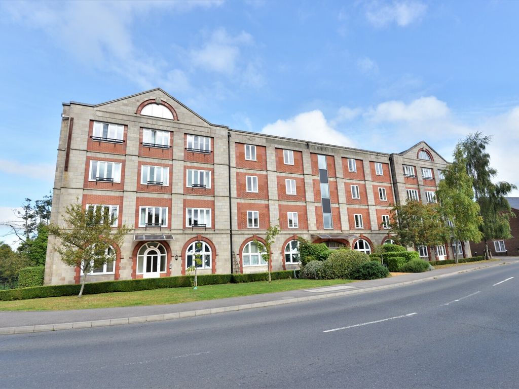 3 bed flat for sale in The Old Tannery, Downton, Salisbury, Wiltshire SP5, £275,000