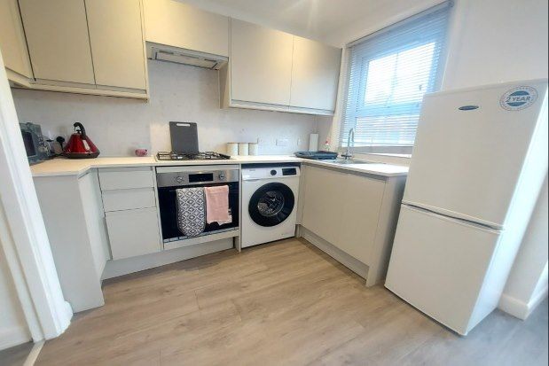 2 bed flat to rent in St. Leonards Avenue, Hove BN3, £2,200 pcm