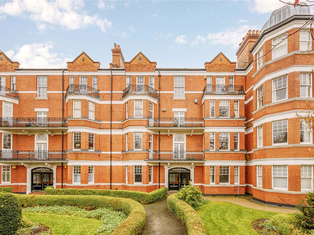 3 bed flat for sale in Chiswick High Road, London W4, £1,000,000