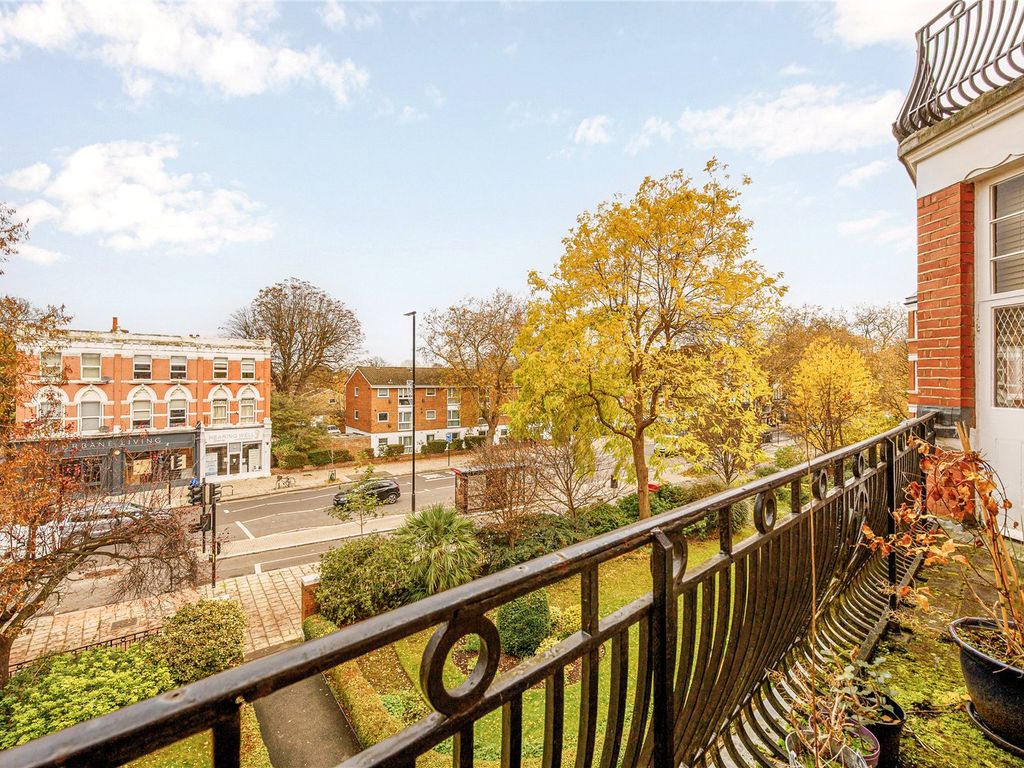 3 bed flat for sale in Chiswick High Road, London W4, £1,000,000