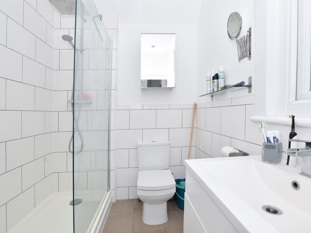 1 bed flat for sale in Bromley Road, Beckenham BR3, £280,000